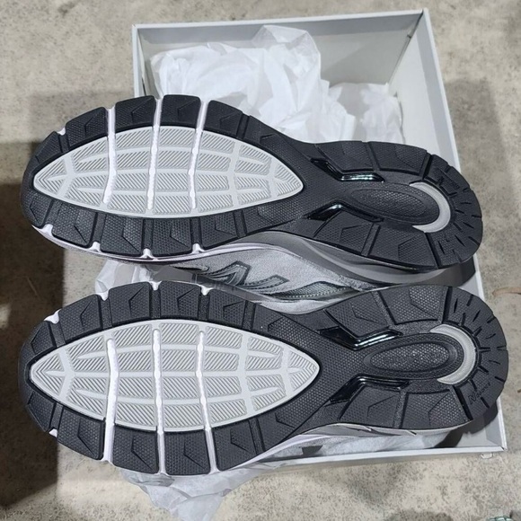 Men’s New Balance 990v5 Sneakers - Picture 5 of 5